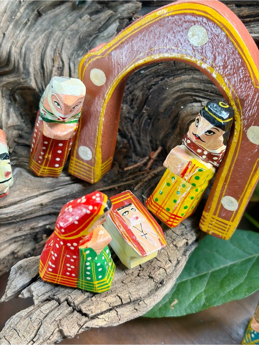 Benares India Painted Wood Arch Nativity Scene - Picture 7 of 12